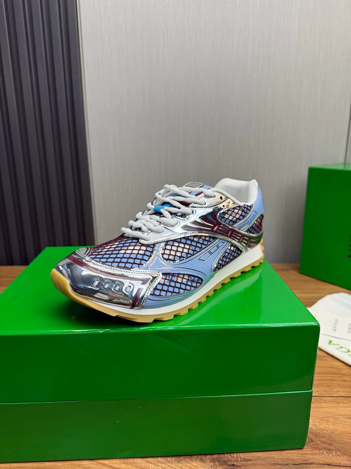 Men's men's shoes 💰620💰 BV top version 𝘽𝙊𝙏𝙏𝙀𝙂𝘼 𝙑𝙀𝙉𝙀𝙏𝘼 Orbit sneakers Wang Yibo same style couple style dad shoes 🩷💚 Runner sneakers, made of lightweight technical mesh fabric. Features a geometric patterned rubber outsole. Pay attention to the package craftsmanship ❕ High version shipping ❗️ Very nice, durable to play with and durable to make ✔️ Standard version 💯💯 The outsole is made of color-blocked TPU outsole. Women’s model 35-41 (40 41 customized) Men’s model 39-46 (45.46 customized) Equipped with original packaging